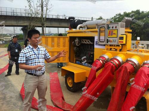 应用总工程师在演示三业应急抽水泵车