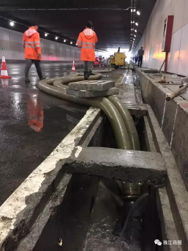 三业科技泵车出场，2小时抽排完隧道积水。