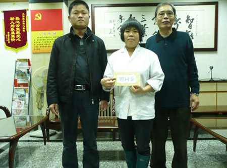  公司工会副主席王伟（左）、员工万远萍（中）、公司工会主席孔庆新（右）在发放现场