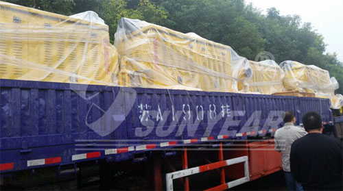 图为4台应急发电及给排水泵站到达南京