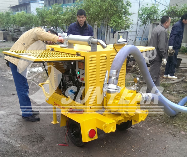 衡阳市建工作人员在对移动泵车各方面性能进行测试观察