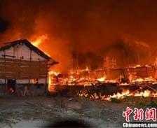 重庆石柱沙子村深夜大火 连烧21间民房