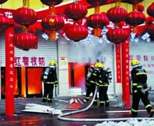 河南汝州一商场发生火灾 浓烟在方圆几公里外能看到