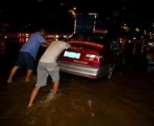广州突降大暴雨 多地水浸堵车