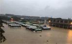 广西柳州连夜暴雨开启“看海”模式，公交车停运学校停课