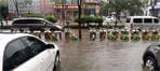 山西太原强降雨天气致多辆汽车被淹 行人举步维艰