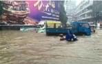 强降雨致恩施发生洪涝险情 道路积水深1.5米多人被困
