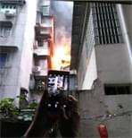 越秀区惠福西路一居民楼今早大火 事发楼火光红红