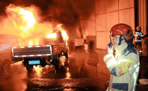 四川绵阳汽车修理厂深夜突发大火 当地消防紧急救援