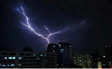 福建省连遭暴雨袭击多地发红色预警 一晚打雷4518次