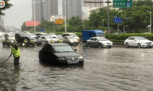 暴雨中的深圳:开车如坐船 地铁站临时关门