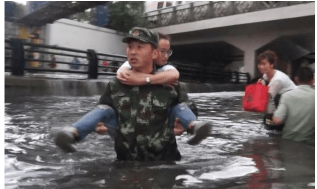 暴雨淹盖车辆多人被困车内，途经的消防员英勇救人
