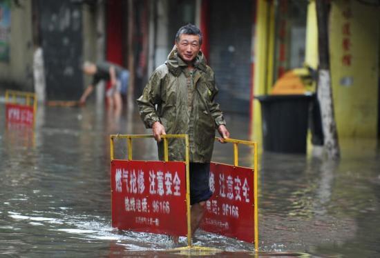 南昌连场暴雨致城市道路成“威尼斯”
