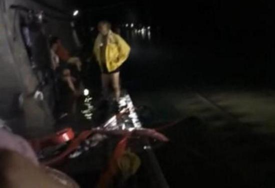 京广高铁浏阳河隧道受积水堵塞，多台应急水泵前往抢险