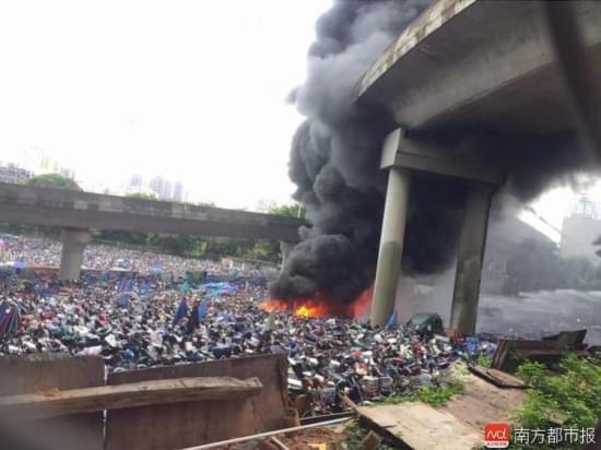 深圳交警扣车场大火缭绕 场内车辆烧为焦炭