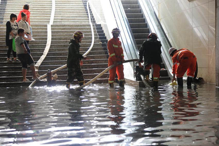云南昭通市暴雨内涝 消防部队全力排水抢险