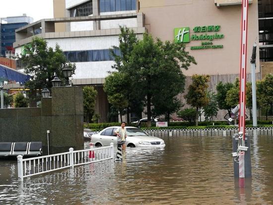 昆明持续暴雨内涝 防汛疏散被困群众千余人