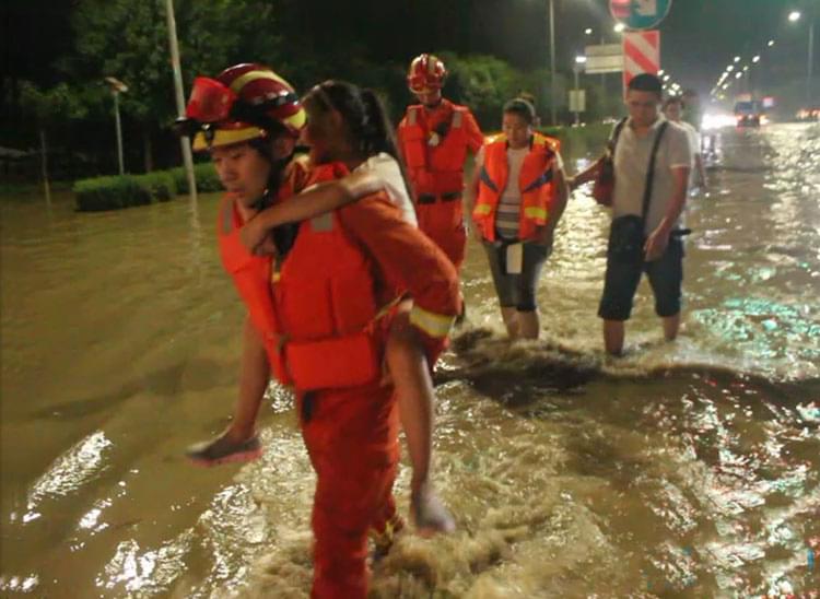 北京城区特大暴雨积水严重 水务局派出抽水车清理