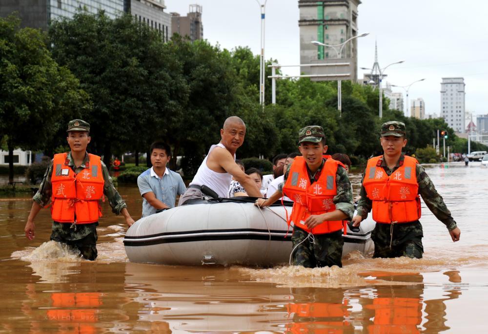 暴雨致湖北咸宁水库超出水位 引发多地洪水内涝
